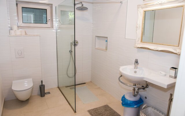 3 Bedroom 3 Bathroom Pool ,ivy House Montenegro