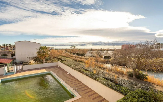 Sunny Waterfront Apartment