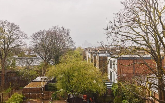 The Peckham Hideaway - Bright 3bdr Flat