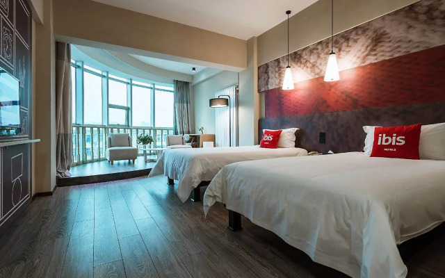 ibis Luoyang Train Station