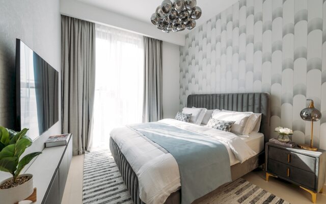 Elegant Stay: Balcony & Stunning Dubai Creek Views