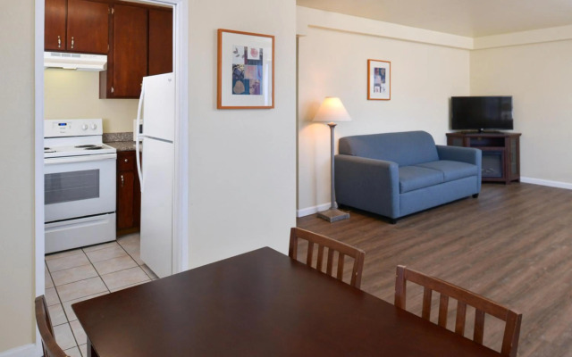 Edgewater Inn And Suites