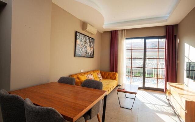 1 Room, Luxury shared pool apartment
