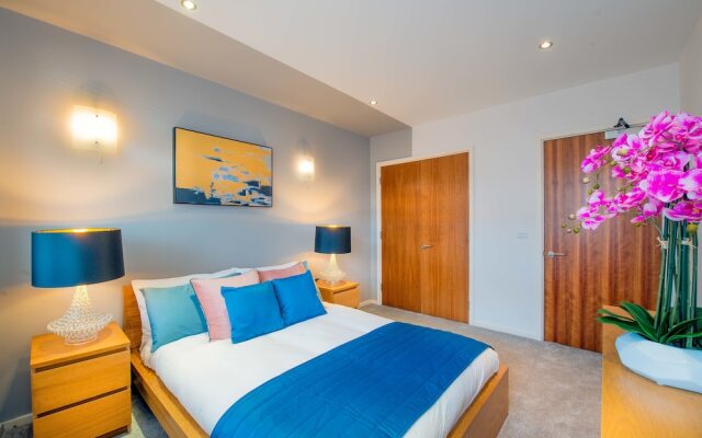 Stylish Central Reading Apartment with Free Parking