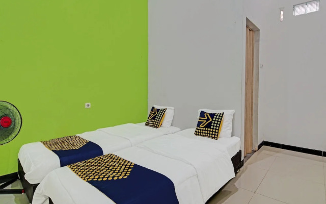 SPOT ON 92255 Lucky Guesthouse