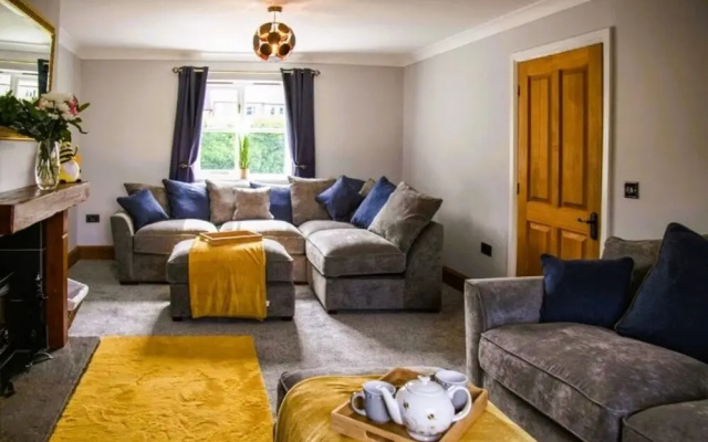 4 Bed - Sleeps 10 - Pets - Parking - Games Room
