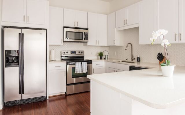 1 BR Uptown Apt close to shopping by Frontdesk