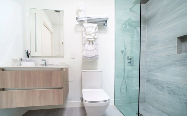 Modern 1BR Apt w Rooftop Pool Onsite Amenities