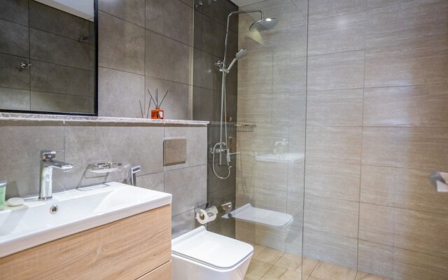 Tanin - Modern Spacious 1BR Apartment With 2 Balconies