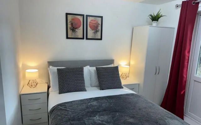Free Parking/city Centre/long Stay/local Stores