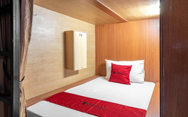 RedDoorz Hostel near LTC Glodok