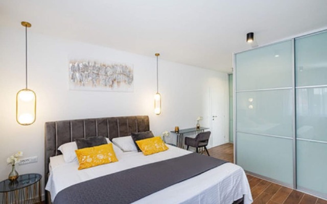 Villa in Zaton With Swimming Pool