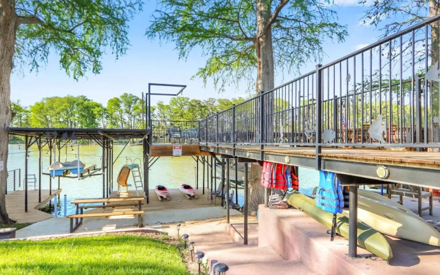 Beautiful and Relaxing Lakefront Getaway