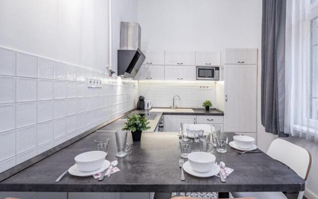 Central Luxury Apartment with AC