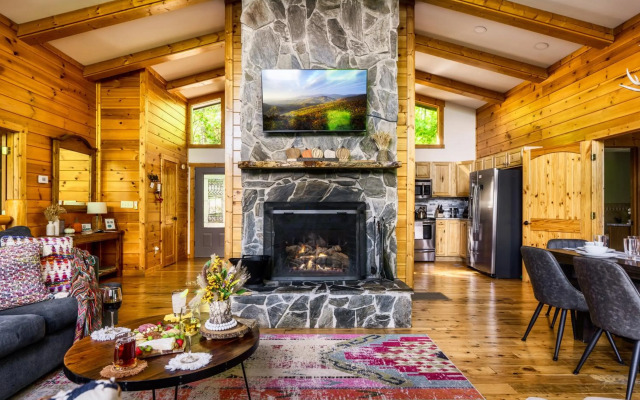 3-MasterSuites-GorgeousViews-GameRm-HotTub-Gburg7min-Ober5min-Bears!