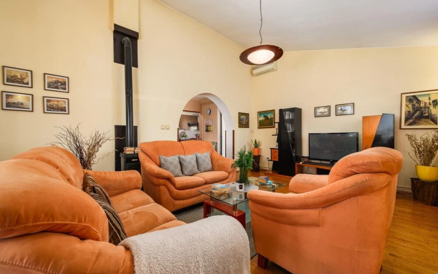 Spacious Apartment With Garden