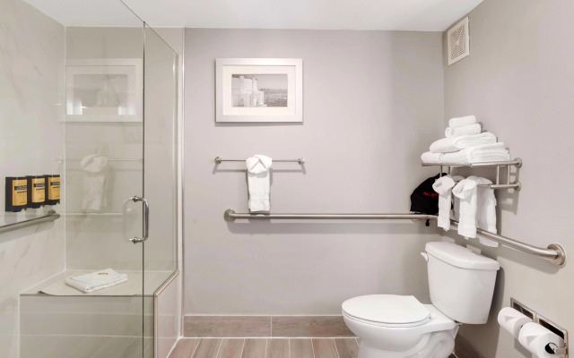 Best Western Plus Commerce Hotel