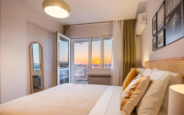 Sleek Flat With Sea View Balcony 2 min to Coast