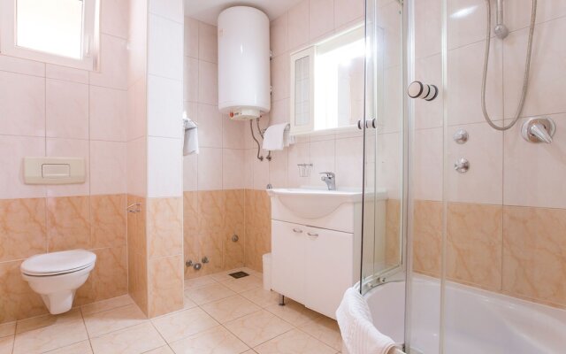 Apartment with Sea View And Ac, 12 Km From Sibenik