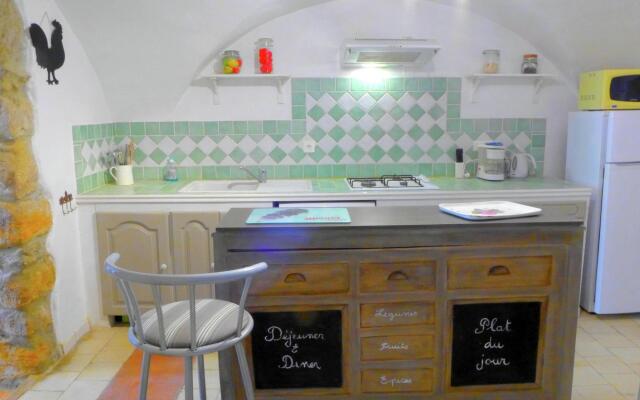 Charming Holiday Home in La Caunette with Swimming Pool