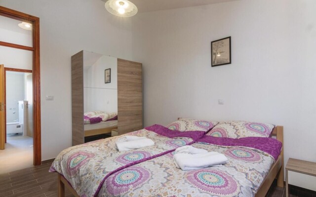 Beautiful Home in Pula With Wifi and 7 Bedrooms