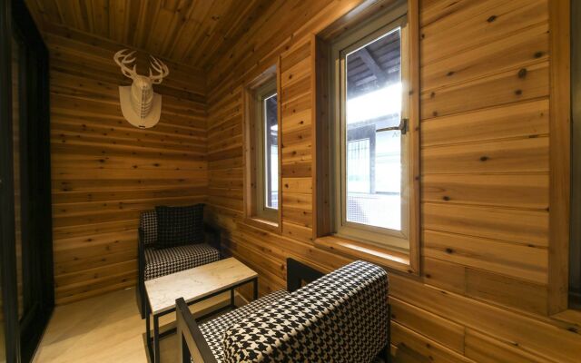 Gupo Station Almond Hotel