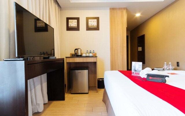 Aura One Hotel by RedDoorz