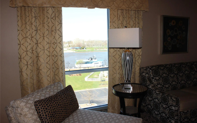 DoubleTree by Hilton Bay City - Riverfront
