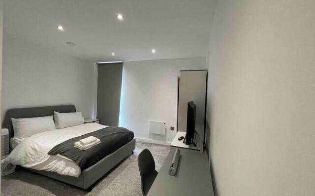 Luxury 2-Bed Apt with free parking on premises