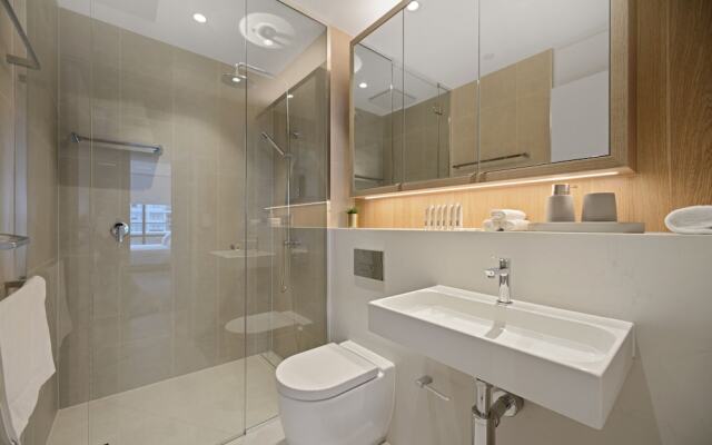 HomeHotel-Ultra Luxury 2 Bedroom next to Mall & Train