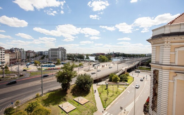 RiverView CityCenter Apartment