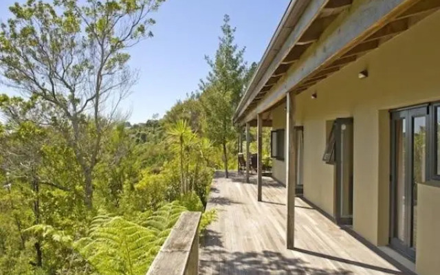 Treetop Oasis - Tairua Executive Holiday Home