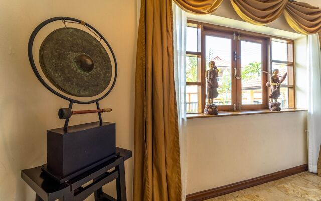 Cozy 3 BR Pool Villa close to Town CV3L