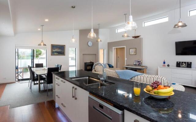 Poolside Retreat - Picton Holiday House Waikawa