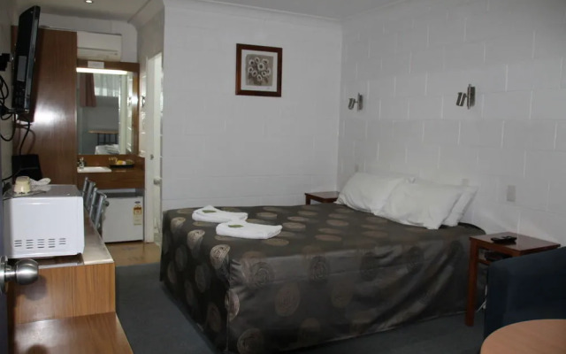 Byer Fountain Motor Inn, Holbrook