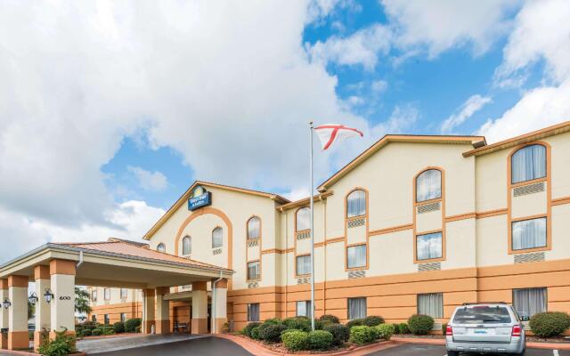 Days Inn & Suites by Wyndham Prattville-Montgomery