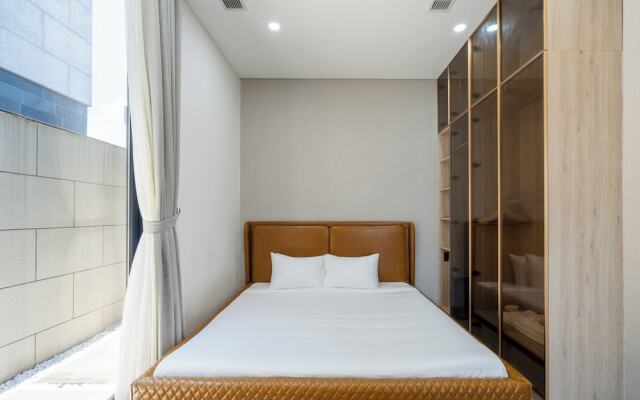 Deluxe Riverfront Pool Villas Danang