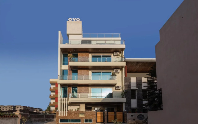 OYO 15800 Jaanie's Residency