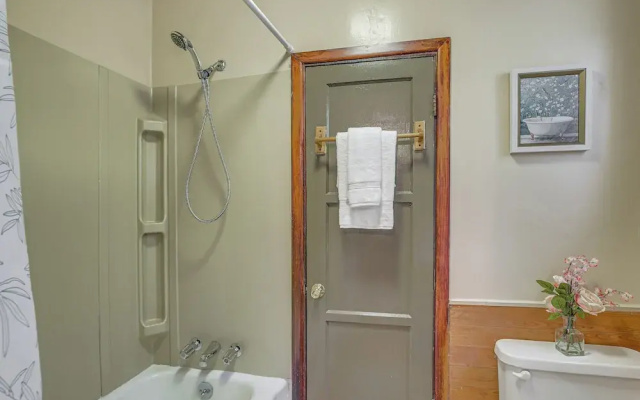 Cozy Crestline Cabin w/ Mountain-view Balcony!