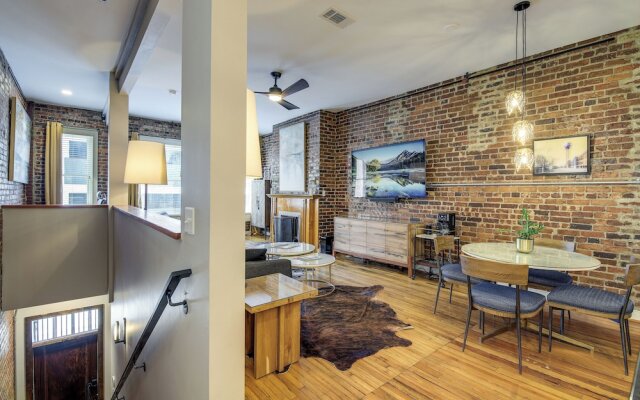 Stylish Dtwn Knoxville Condo w/ Rooftop Deck!
