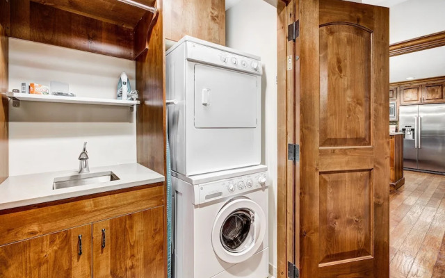 2 BR Ritz-Carlton Chic Décor Valley Views Condo by RedAwning - Save 20% on 7+ Nights!