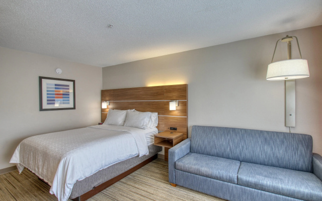 Holiday Inn Express Hotel & Suites Oshkosh by IHG