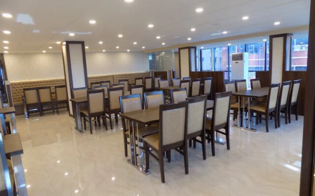 Hotel Sarah International