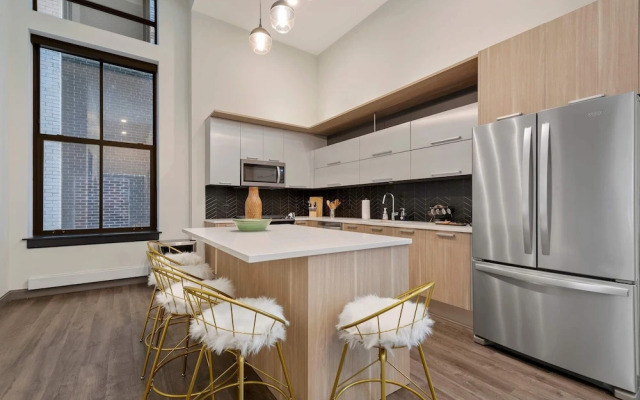 Downtown Charm 2BR Comfort Great Amenities