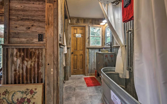 Snuggle Inn' Wimberley Cabin w/Fire Pit+Deck