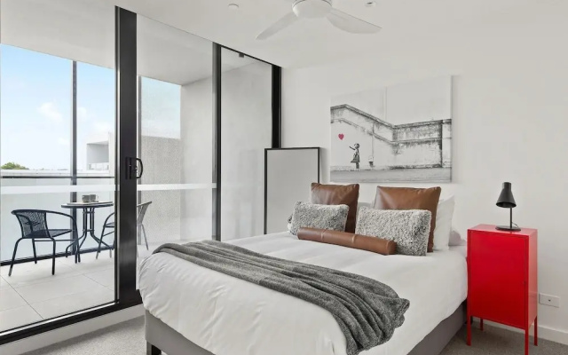Central Oakleigh 2BR Apartment w Parking