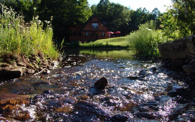 The Highlands Motel & Lodge