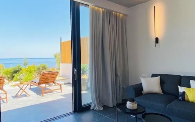 Terra Petra Villa - The Seafront Retreat