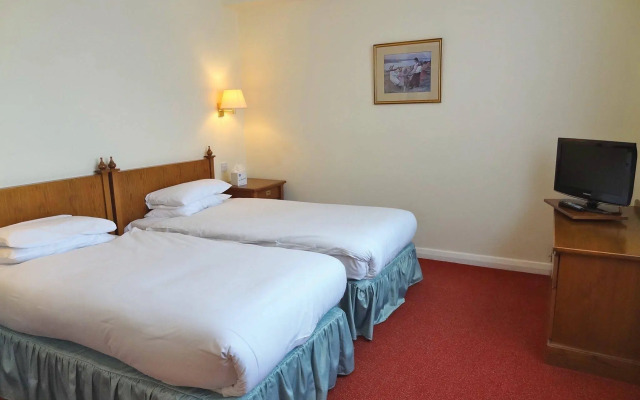 OYO Stade Court Hotel