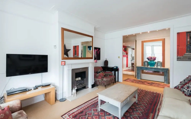Remarkable Richmond Home By The Tube Station